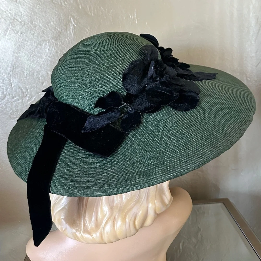 DASHING 1950s' GREEN STRAW WIDE BRIM HAT + BLACK FABRIC/VELOUR FLOWERS & BAND - Picture 7 of 14